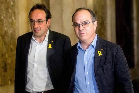 Josep Rull eta Jordi Turull Kataluniako kontseilari ohi espetxeratuak, joan den martxoan, Kataluniako Parlamentuan. QUIQUE GARCIA, EFE