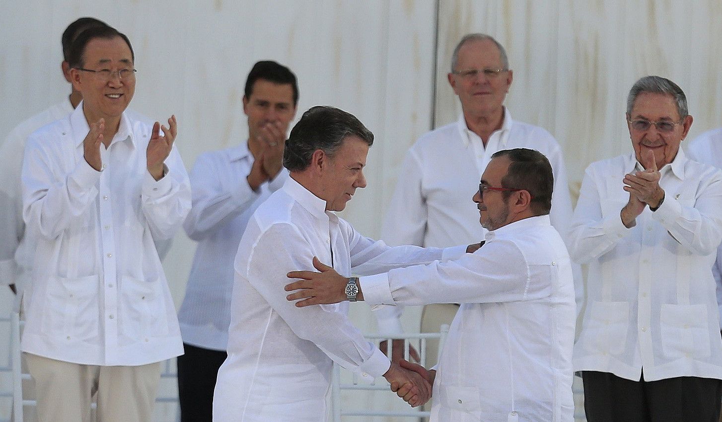 Juan Manuel Santos eta Rodrigo Londoño 'Timochenko', elkarri eskua ematen,Cartagena de Indiasen. RICARDO MALDONADO/EFE.