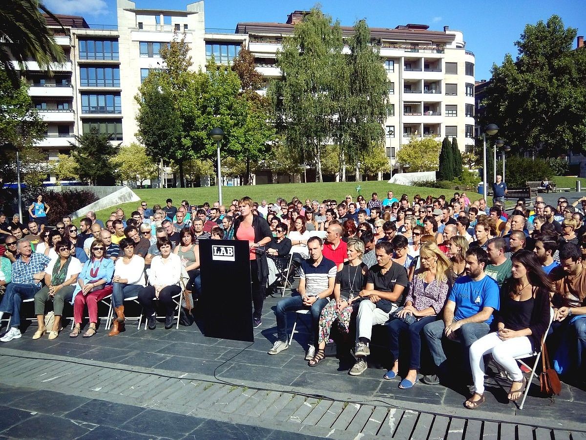 Ainhoa Etxaide LABen Gipuzkoako delegatuekin, atzo, Donostian. J. F.