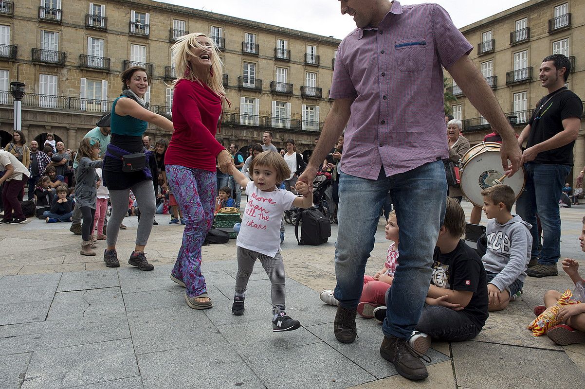 Imanol Urbietaren omenez Bilbon egindako kantu poteoaren une bat. MONIKA DEL VALLE/ ARGAZKI PRESS.