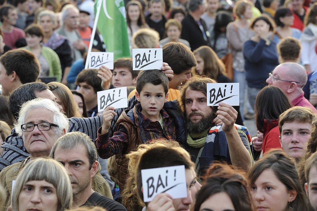 Herritarrak Elkargoaren aldeko mezua zabaltzen, Deiadar manifestaldian, Baionan. GORKA RUBIO / ARGAZKI PRESS.