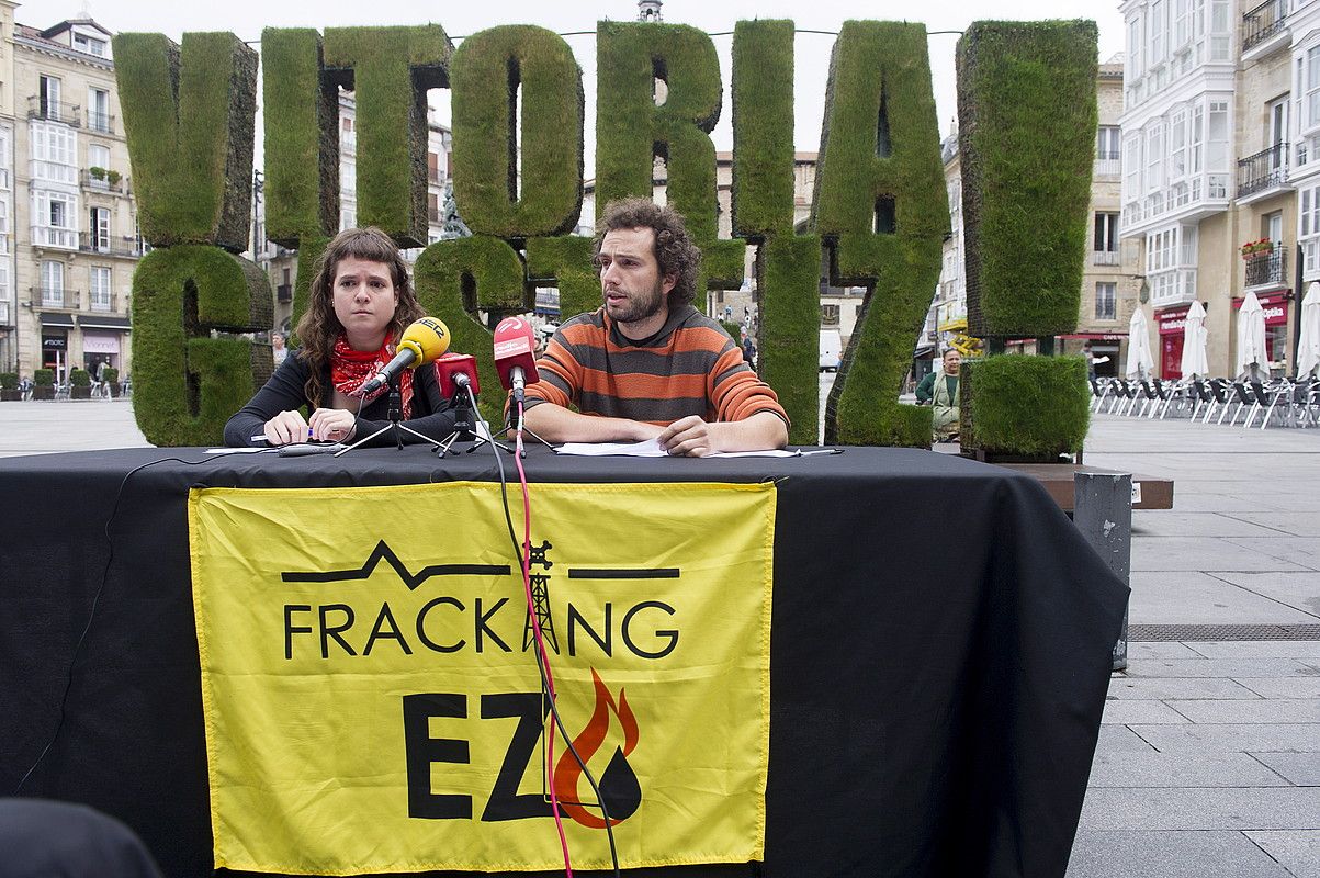 Fracking Ez taldeko kideak, atzo, prentsaren aurreko agerraldian. R. BOGAJO / ARP.