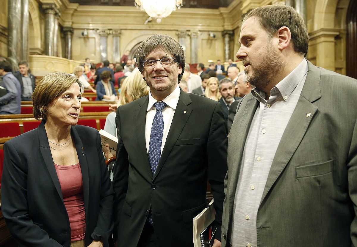 Carme Forcadell, Carles Puigdemont eta Oriol Junqueras, atzo, Kataluniako Parlamentuan, Politika Orokorreko debatearen ostean. ANDREU DALMAU / EFE.
