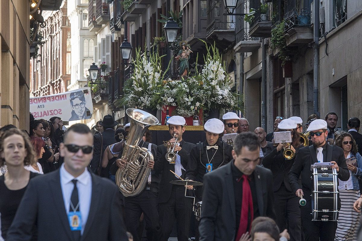 Aldare gainean jarri, eta kalez kale ibili da Maritxu herritarrekin poteoan, Maritxu Kajoi eguna ospatzen. GORKA RUBIO / ARGAZKI PRESS. Aldare gainean jarri, eta kalez kale ibili da Maritxu herritarrekin poteoan, Maritxu Kajoi eguna ospatzen. GORKA RUBIO / ARGAZKI PRESS.