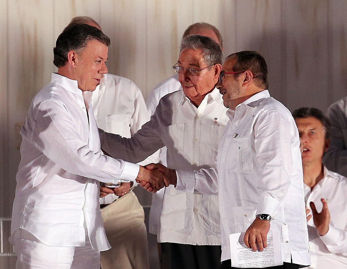 Juan Manuel Santos, Raul Castro eta Timochenko, Cartagenan, Bake Ituna sinatu ostean, irailaren 26an. M. DUEÑAS / EFE.