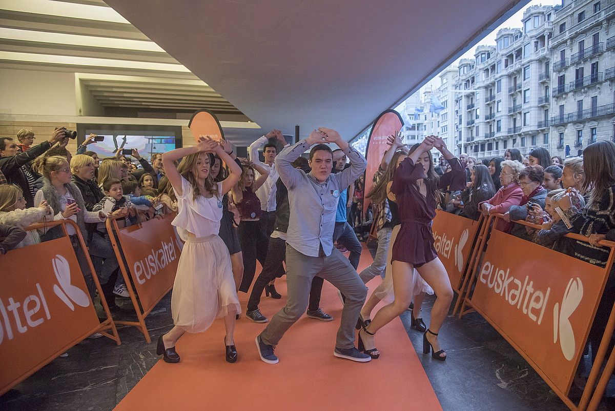 Go!azen telesaileko aktoreak Donostiako Kursaalean izan ziren atzo, neska-mutilen aurrean. ANDONI CANELLADA / ARGAZKI PRESS. Go!azen telesaileko aktoreak Donostiako Kursaalean izan ziren atzo, neska-mutilen aurrean. ANDONI CANELLADA / ARGAZKI PRESS.