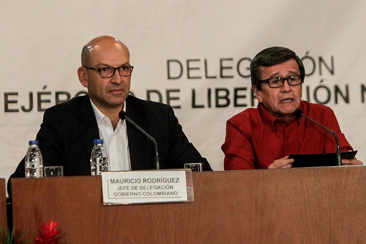 Mauricio Rodriguez eta Pablo Beltran, Kolonbiako Gobernuko eta ELNko negoziazio buruak, akordioaren berri ematen Caracasen, herenegun. C. HERNANDEZ / EFE.