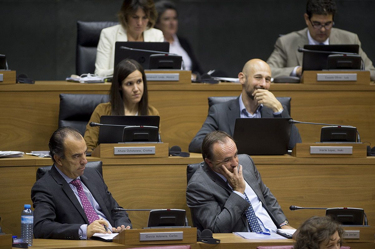 UPNko parlamentariak, atzo, Parlamentuko osoko bilkuran. Lehen lerroan, Carlos Garcia Adanero eta Jose Javier Esparza. IÑIGO URIZ / ARGAZKI PRESS.