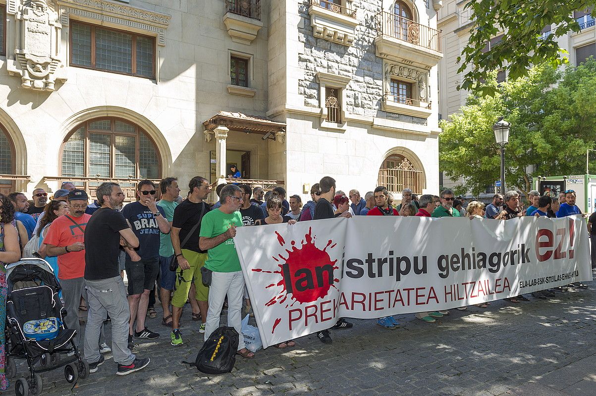 Abuztuan Gasteizko Michelinen izandako lan istripu baten aurkako protesta bat. JUANAN RUIZ /ARGAZKI PRESS. Abuztuan Gasteizko Michelinen izandako lan istripu baten aurkako protesta bat. JUANAN RUIZ /ARGAZKI PRESS.