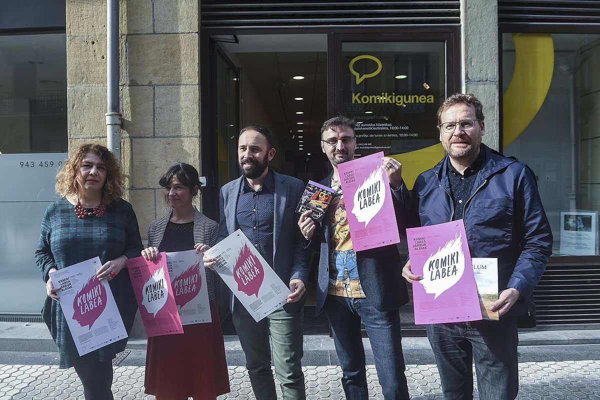 Marian Rubio, Ane Rodriguez, Denis Itxaso, Joxemi Beltran eta Pablo Berastegi, Komikilabea egitasmoaren aurkezpenean, atzo, Donostiako Komikigunean. JON URBE / ARGAZKI PRESS. Marian Rubio, Ane Rodriguez, Denis Itxaso, Joxemi Beltran eta Pablo Berastegi, Komikilabea egitasmoaren aurkezpenean, atzo, Donostiako Komikigunean. JON URBE / ARGAZKI PRESS.