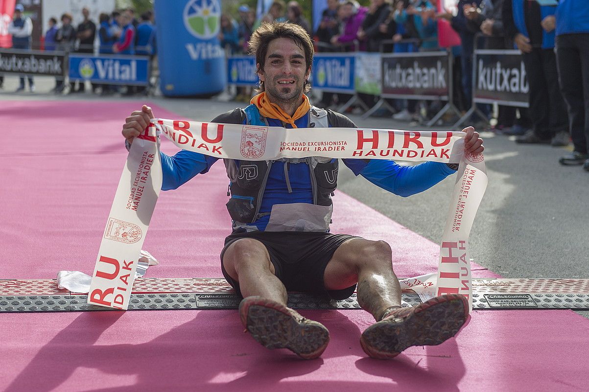 Iokin Garai Hiru Handietako garaipena ospatzen, Araiako helmugan. JUANAN RUIZ / ARGAZKI PRESS.