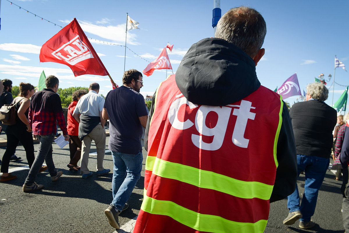 LABeko eta CGTko kideak irailaren 15eko lan legearen kontrako manifestazioan. ISABELLE MIQUELESTORENA.