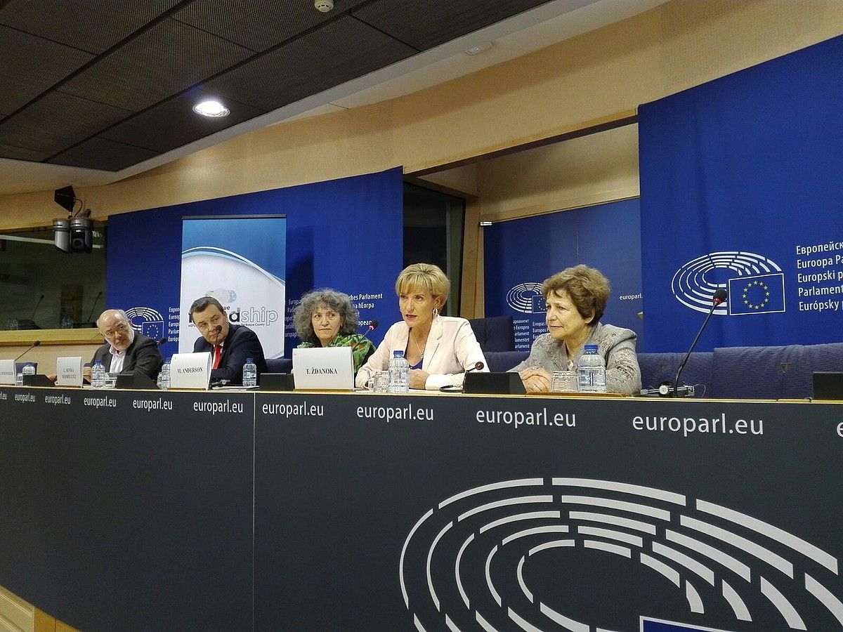 Basque Friendshipeko europarlamentariak, atzo, Europako Legebiltzarrean (Brusela). BERRIA.