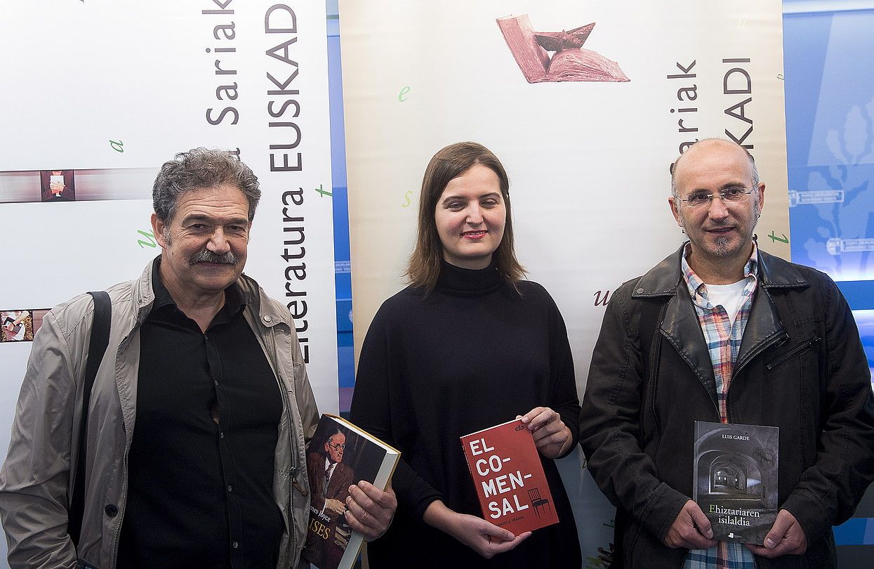 Xabier Olarra, Gabriela Ibarra eta Luis Garde, saritutako liburuakeskuan dituztela. LUISLUIS JAUREGIALTZO / ARGAZKI PRESS. Xabier Olarra, Gabriela Ibarra eta Luis Garde, saritutako liburuakeskuan dituztela. LUISLUIS JAUREGIALTZO / ARGAZKI PRESS.