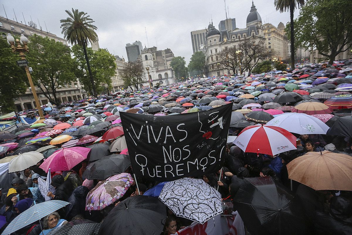 Indarkeria matxista salatzeko protesta, herenegun iluntzean, Buenos Airesen. DAVID FERNANDEZ / EFE.