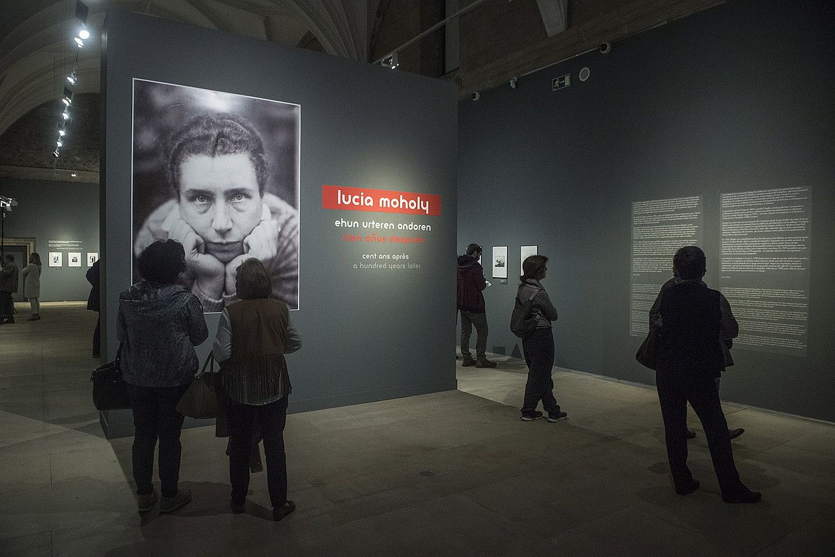 Suitzako Fotostiftung Schweiz zentrotik ekarri dituzte Donostiara Lucia Moholyren 48 argazkiak. JON URBE / ARGAZKI PRESS.