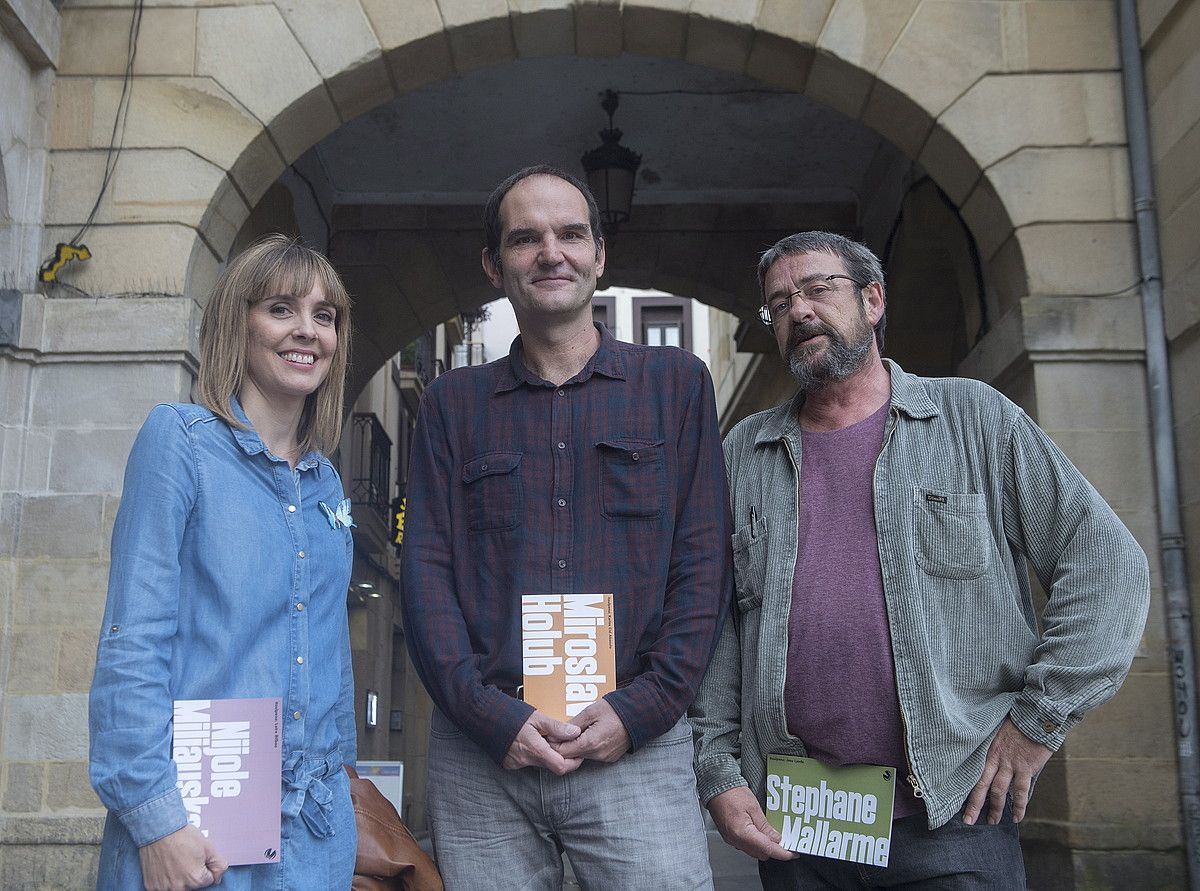 Leire Bilbao, Karlos Cid eta Josu Landa, atzo, Donostian egindako aurkezpenean. JON URBE / ARGAZKI PRESS.