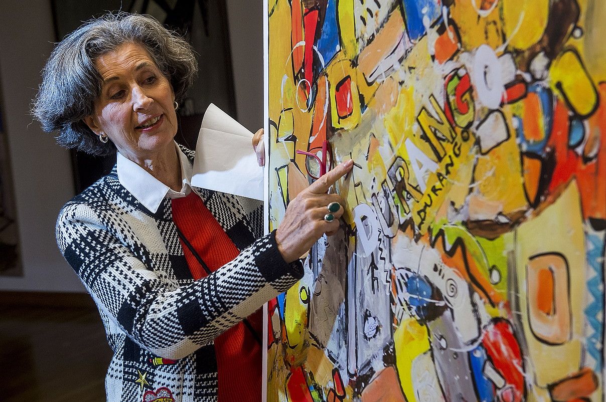 Christine Etxebertz artista, Durangoko Azokarako sortu duen kartela erakusten, atzo, Durangoko Arte eta Historia Museoan. LUIS JAUREGIALTZO / ARGAZKI PRESS.