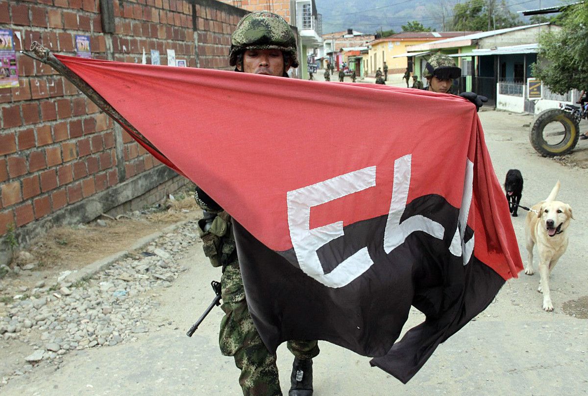 Kolonbiako soldadu bat, ELN gerrillaren ikurra eskuetan duela, maiatzean, El Tarralen. Hainbat egunez antena batean egon zen zintzilik bandera. EFE.