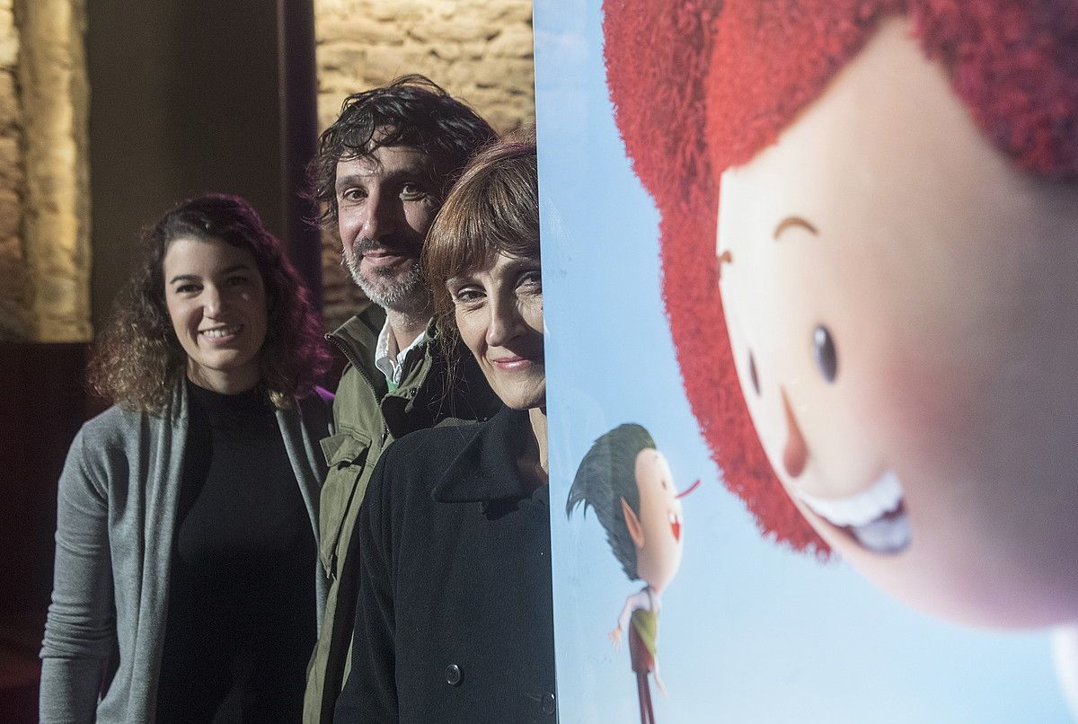 Clara Sanz (Super Amara), Ricardo Ramon (Dibulitoon) eta Agurtzane Intxaurraga, atzo, Donostian. JON URBE / ARGAZKI PRESS. Clara Sanz (Super Amara), Ricardo Ramon (Dibulitoon) eta Agurtzane Intxaurraga, atzo, Donostian. JON URBE / ARGAZKI PRESS.