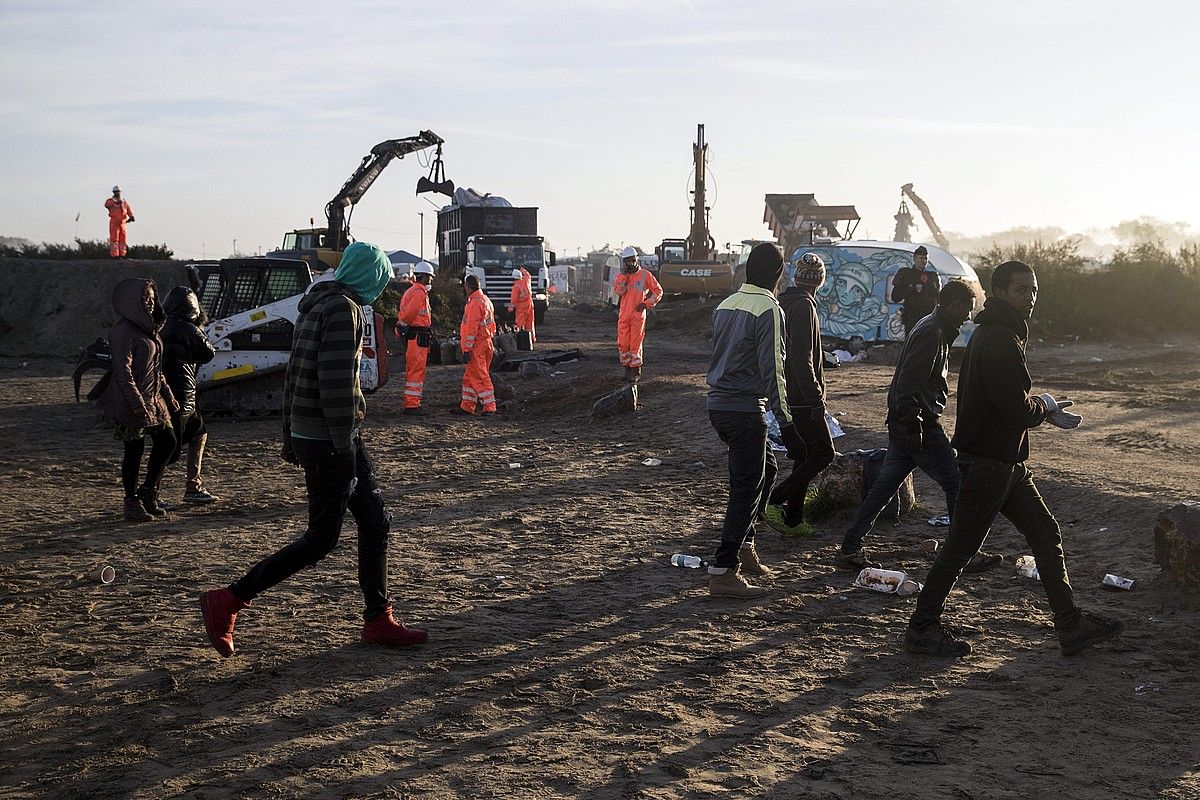 Hondeamakinak Calaisko kanpalekua suntsitzen, atzo. ETIENNE LAURENT / EFE.