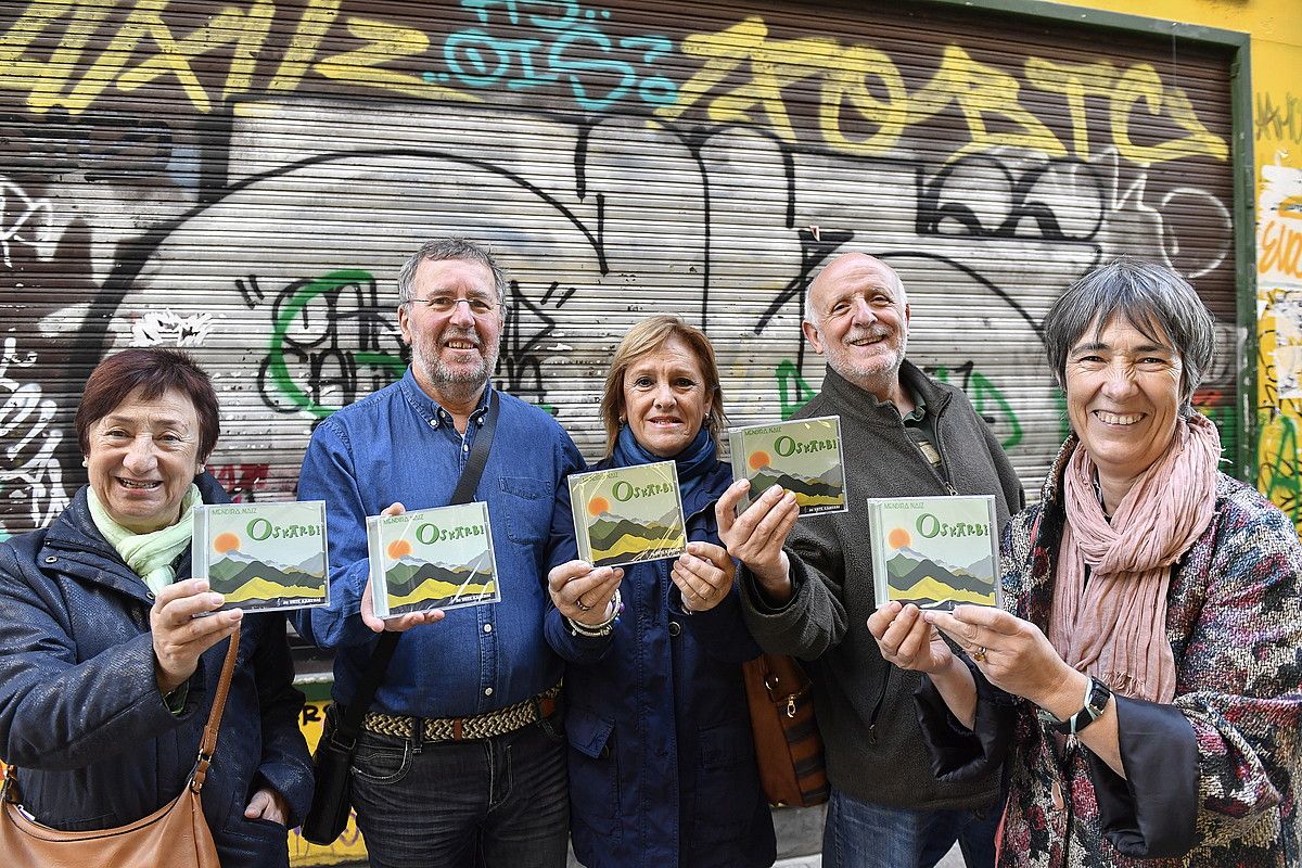 Oskarbi taldeko Bakartxo Maritxalar, Jose Luis Treku, Maite Aizkorreta, Iñaki Maritxalar eta Beronik Ondikola, atzo, Donostian. JUAN CARLOS RUIZ / ARGAZKI PRESS.