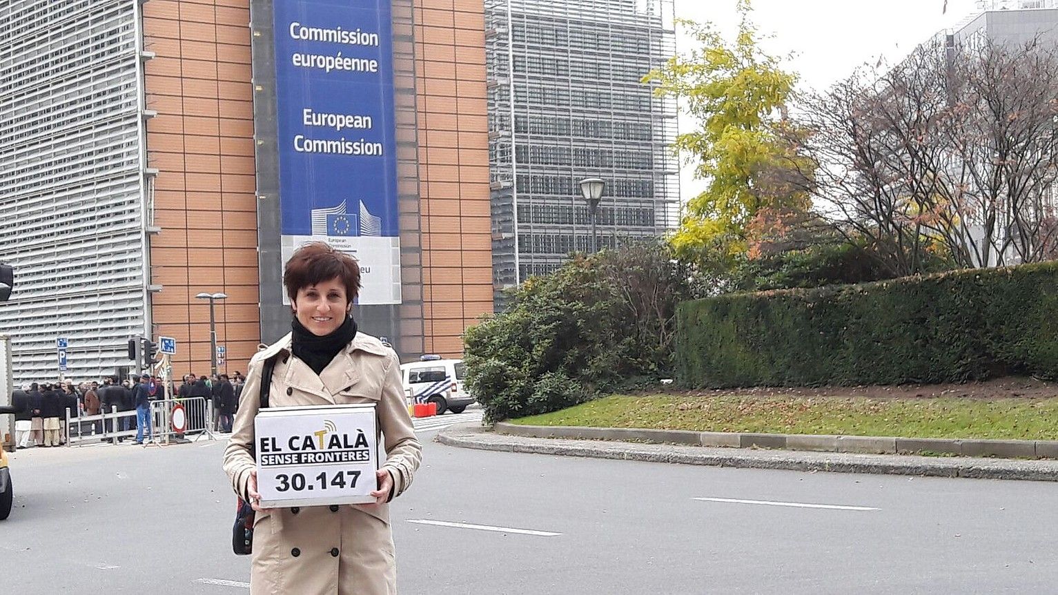 Marga Payolak 30.147 sinadura aurkeztu zituen Europako Batzordean, ostegunean. BERRIA.