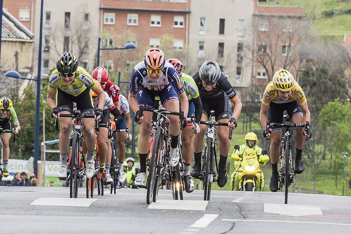 Megan Guarnier, erdi-erdian, iaz, Emakumeen Birako azken etapan, Portugaleten; estatubatuarrak irabazi zuen etapa eta Emma Johanssonek itzulia. J. FONTANEDA / ARP.