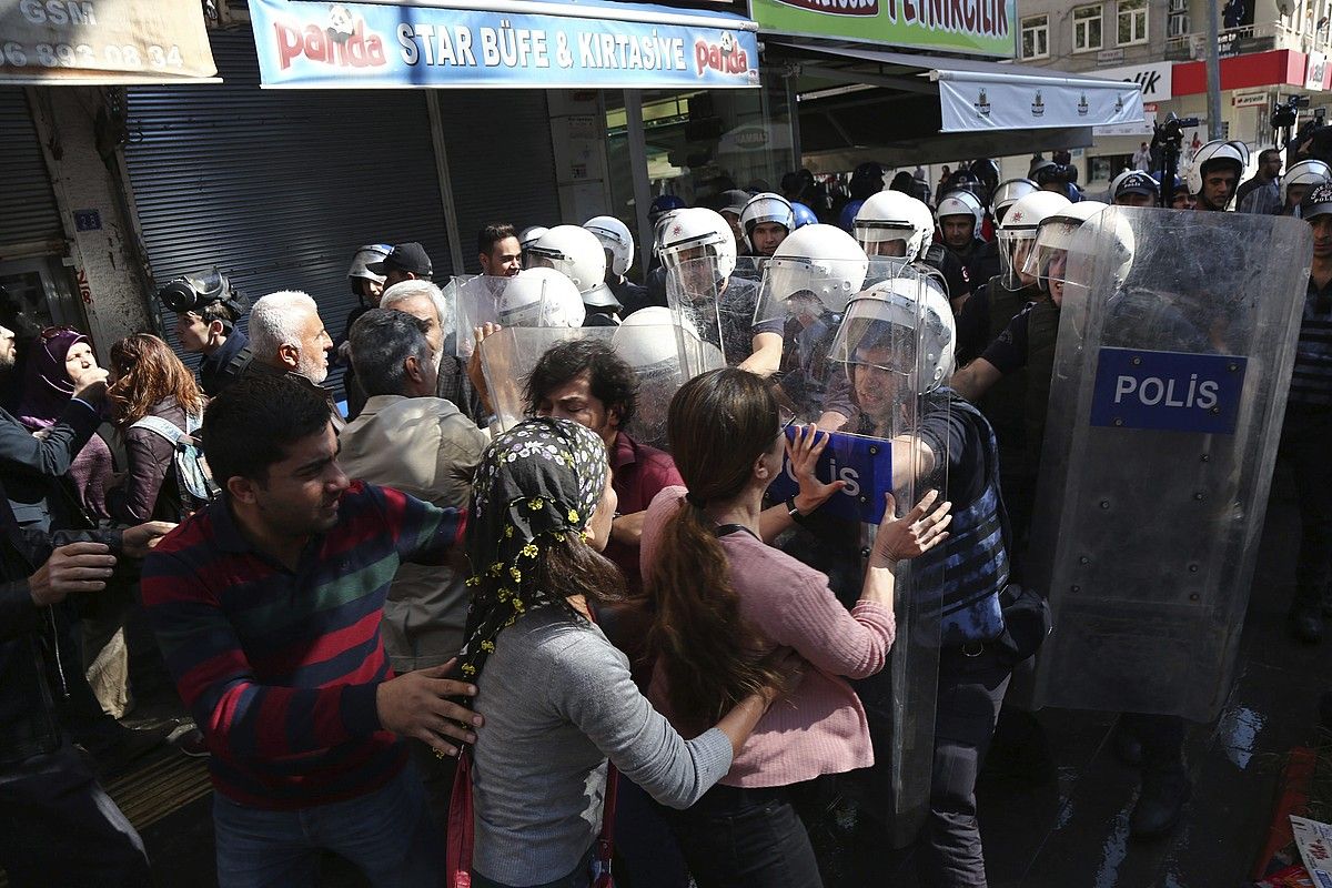 Turkiako indarrak protestan ari diren kurduak sakabanatu nahian, asteazkenean, Diyarbakirren, Ipar Kurdistanen. Egun horretan 25 lagun atxilotu zituzten. STR/EFE. Turkiako indarrak protestan ari diren kurduak sakabanatu nahian, asteazkenean, Diyarbakirren, Ipar Kurdistanen. Egun horretan 25 lagun atxilotu zituzten. STR/EFE.