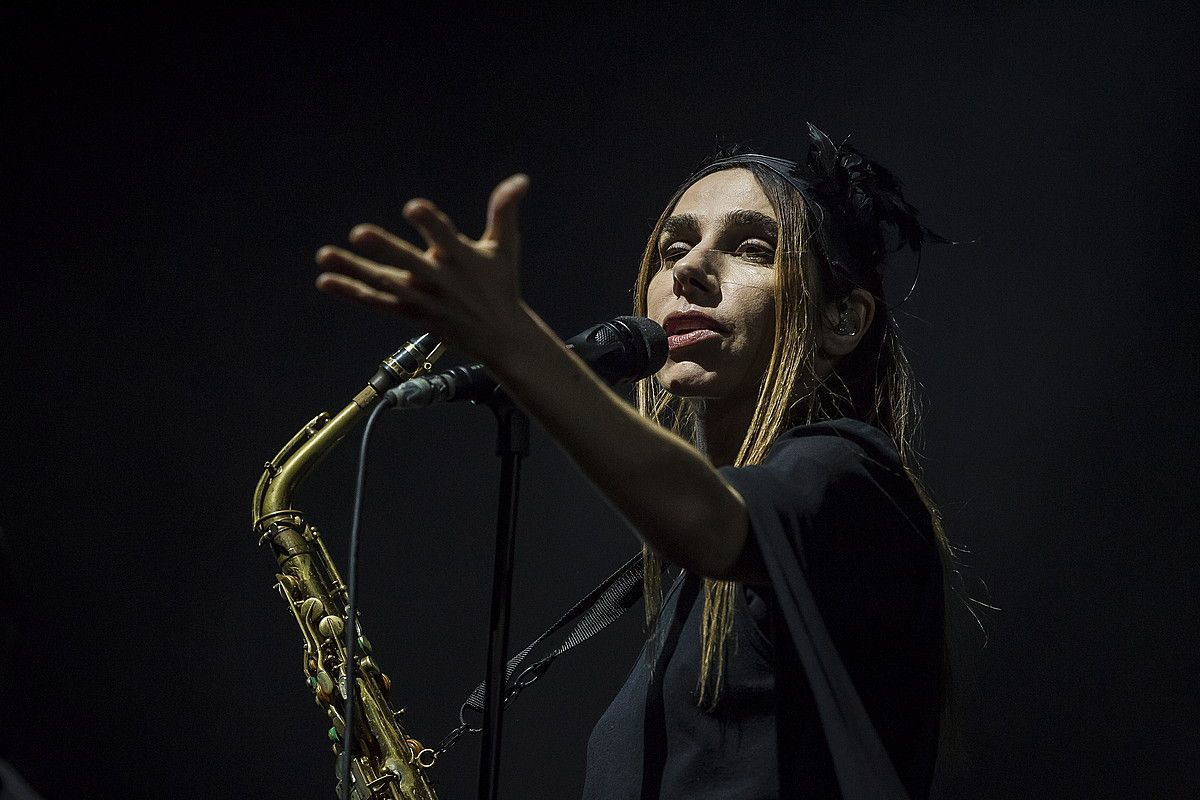 The Hope Six Demolition Project diskoko kantekin abiatu zuen herenegungo kontzertua PJ Harvey musikariak. Harena zen eguneko talde nagusia. ARITZ LOIOLA / ARP.