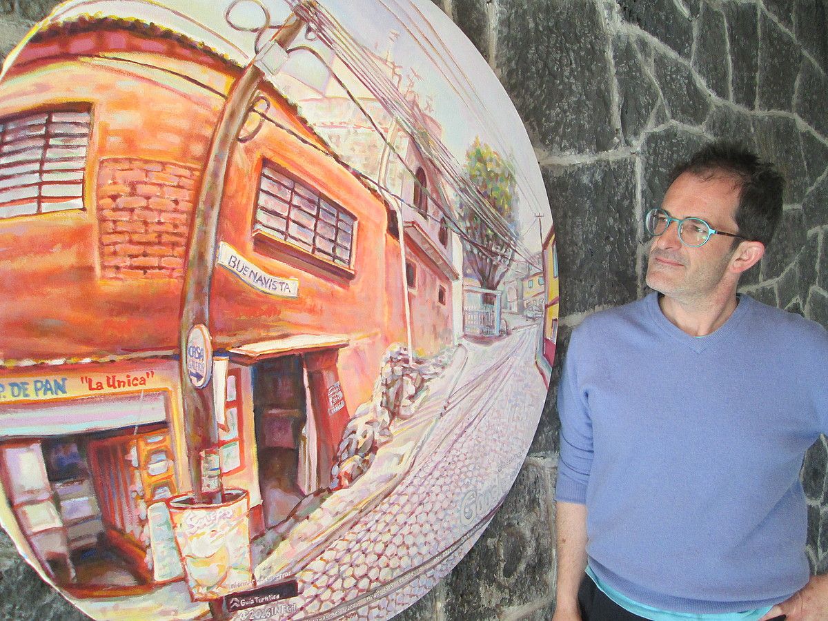 Nahiko Azurmendi, En Domingo margolanaren ondoan, Casa Galeria aretoan. IGOR SUSAETA.