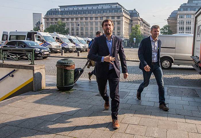 Toni Comin Generalitateko Osasun kontseilari erbesteratua, maiatzaren 16an, Bruselako epategira bidean. Belgikako Justiziak haren kontrako euroagindua baztertu zuen egun horretan. STEPHANIE LECOQC, EFE