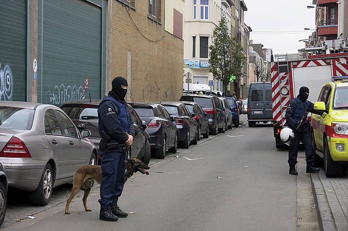 Belgikako polizia, terrorismoaren aurkako operazio batean, 2015eko azaroan. JOSE MIGUEL VILAR-BOU, EFE