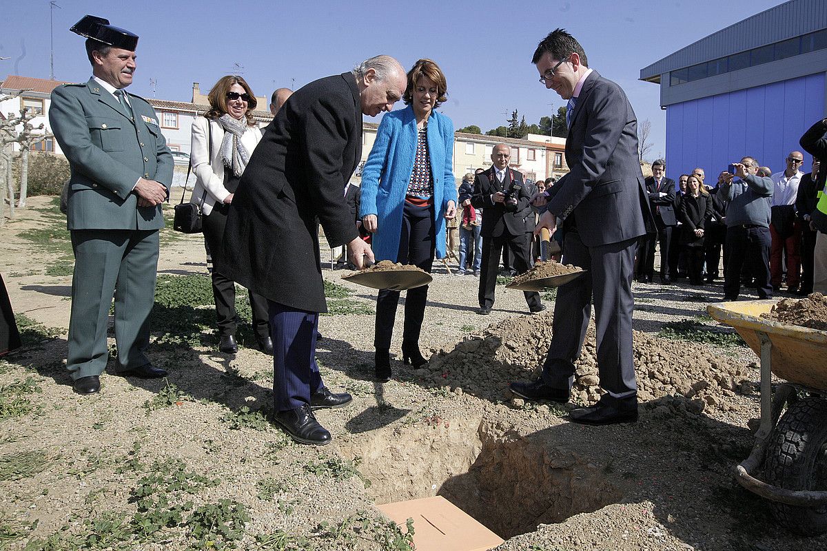 Jorge Fernandez Diaz, 2014ko martxoan, Fiteron, Guardia Zibilaren kuartel berriko lehen jarria jartzen. IÑIGO URIZ / ARP.