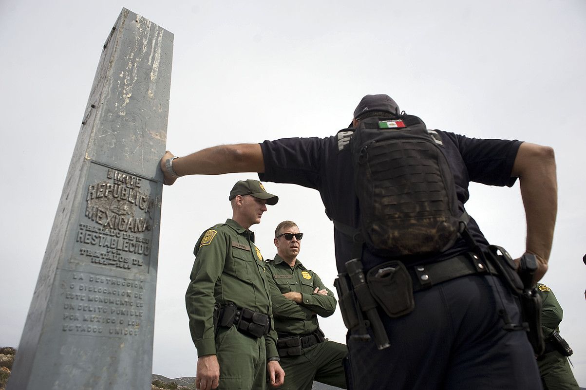 AEBetako eta Mexikoko poliziak, San Diegoko mendietan. DAVID MAUNG / EFE.