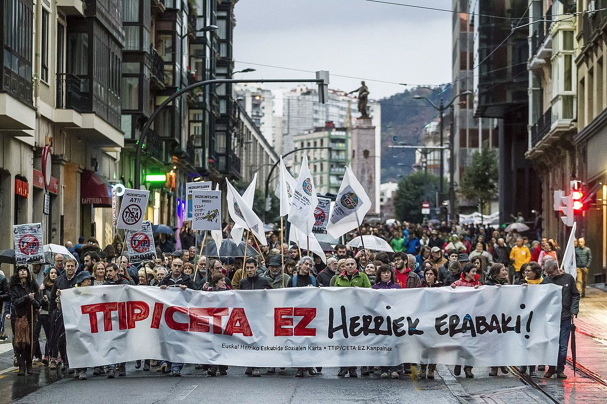 Herritar askok egin dute bat Bilboko manifestazioarekin. ARITZ LOIOLA / ARGAZKI PRESS. Herritar askok egin dute bat Bilboko manifestazioarekin. ARITZ LOIOLA / ARGAZKI PRESS.