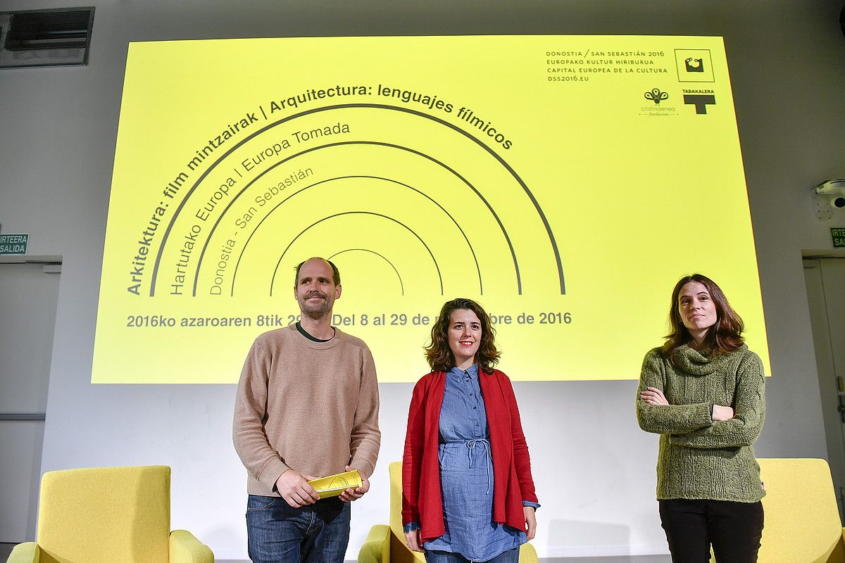 Oier Etxeberria (Tabakalera), Ainara Garcia (Donostia 2016) eta Lidia Montesinos (Cristina Enea), atzo. JUAN CARLOS RUIZ / ARP. Oier Etxeberria (Tabakalera), Ainara Garcia (Donostia 2016) eta Lidia Montesinos (Cristina Enea), atzo. JUAN CARLOS RUIZ / ARP.