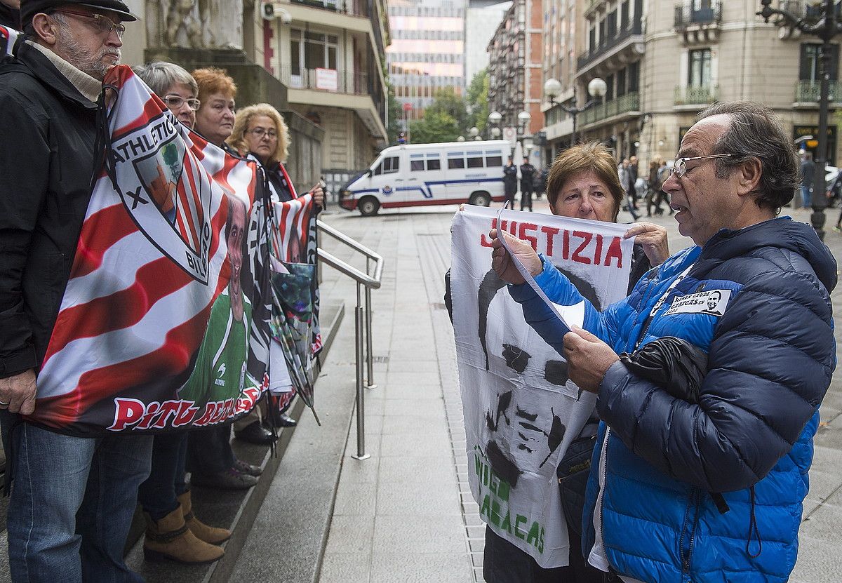 Iñigo Cabacasen guraso Manu Cabacas eta Fina Lizeranzu, elkarretaratzean parte hartzen ari zirenei agiria irakurtzen, atzo, Bilbon. LUIS JAUREGIALTZO / ARGAZKI PRESS. Iñigo Cabacasen guraso Manu Cabacas eta Fina Lizeranzu, elkarretaratzean parte hartzen ari zirenei agiria irakurtzen, atzo, Bilbon. LUIS JAUREGIALTZO / ARGAZKI PRESS.