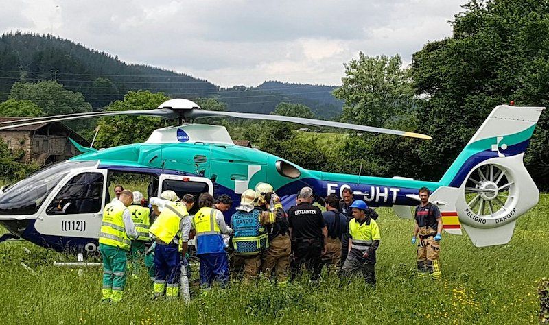 Larrialdi zerbitzuak langileetako bat helikopterora igotzen. BIZKAIKO SUHILTZAILEAK