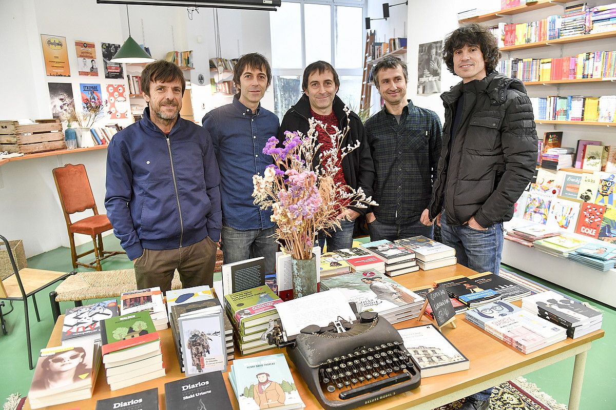 Bide Ertzean taldeko kideak, Jon Eskisabel kazetariarekin, atzo Donostiako Garoa liburu dendan egindako aurkezpenean. JUAN CARLOS RUIZ / ARGAZKI PRESS.