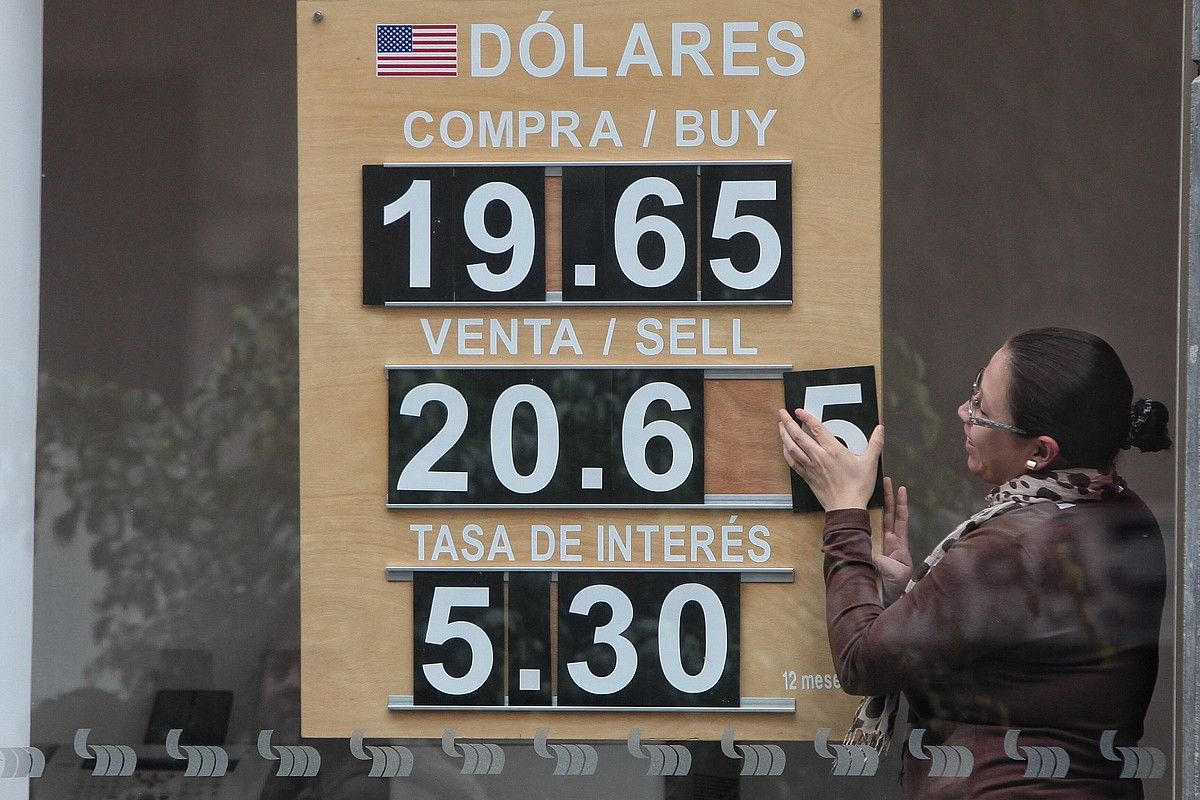 Mexikoko pesoaren eta dolarraren trukea, atzo, Guadalajaran. R BASURTO / EFE. Mexikoko pesoaren eta dolarraren trukea, atzo, Guadalajaran. R BASURTO / EFE.