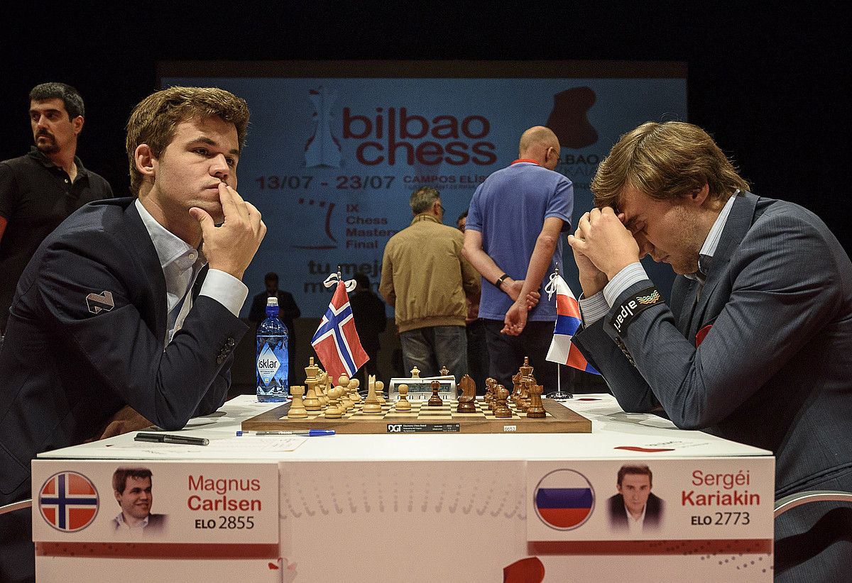 Magnus Carlsen, ezkerretara, eta Sergei Kariakin, eskuinetara, Bilbon, Maisuen Finalean, elkarren aurka jokatu zuten partidan. JAVIER ZORRILLA / EFE.
