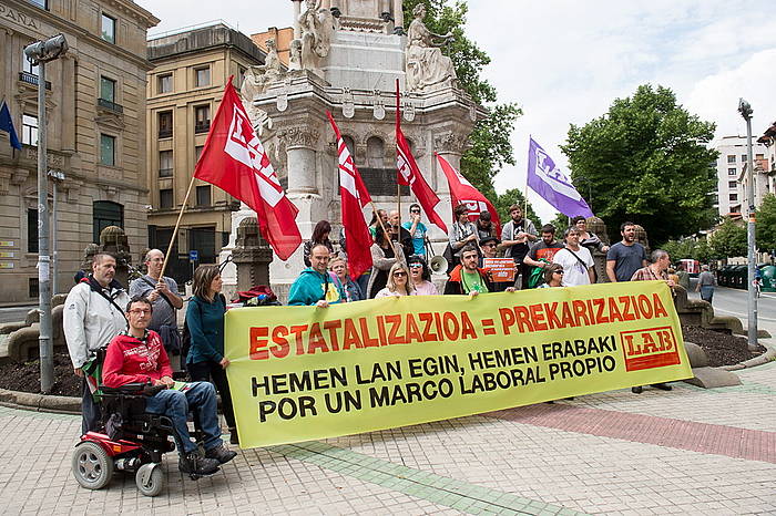 LABek bi orduko lanuztea eta elkarretaratzeak antolatu ditu gaur estatalizazioaren aurka. Irudiean, elkarrearatzea Iruñeko erdigunean. IñIGO URIZ / FOKU