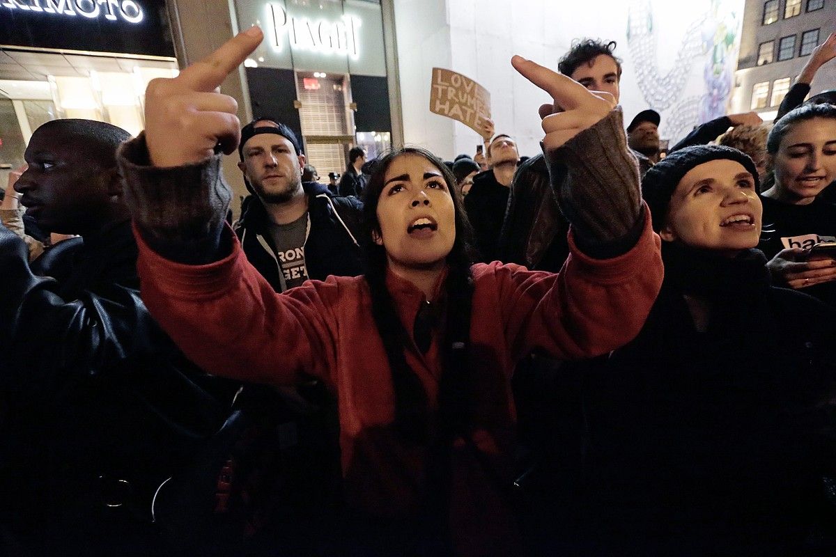 New Yorkeko herritarrak, Trump dorrearen aurrean, protestan, herenegun gauean. PETER FOLEY / EFE.