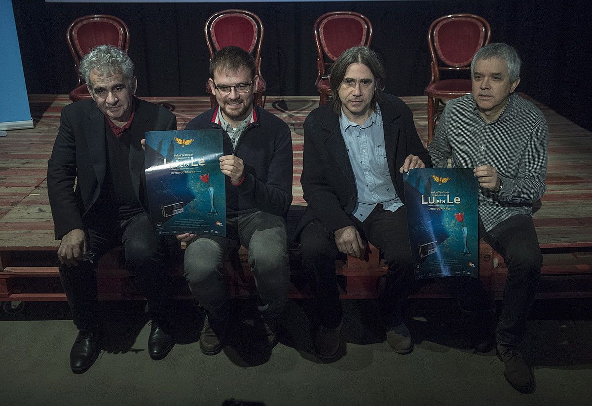 Bernardo Atxaga, Xabier Paya, Jose Antonio Vitoria eta Juan Carlos Perez, atzo, antzezlanaren aurkezpenean, Donostian. JON URBE / ARGAZKI PRESS.