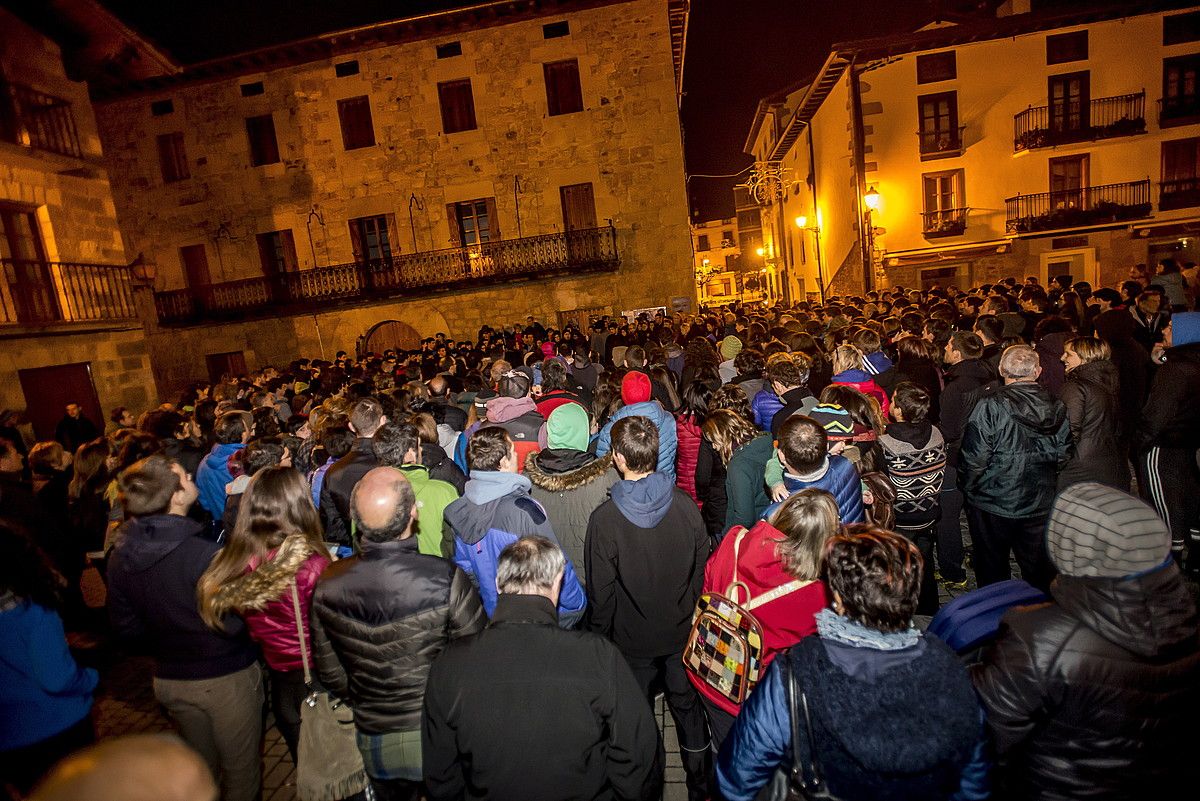 Atzo arratsean, altsasuar ugarik elkartasuna adierazi zieten atxilotuei herriko foruen plazan. JAIZKI FONTANEDA / ARGAZKI PRESS. Atzo arratsean, altsasuar ugarik elkartasuna adierazi zieten atxilotuei herriko foruen plazan. JAIZKI FONTANEDA / ARGAZKI PRESS.