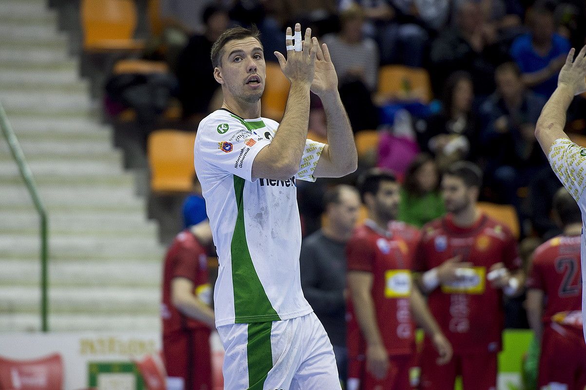 Mikel Agirrezabalaga Helvetia Anaitasunako ezker alboko zarauztarra, herenegun, Huescaren aurka jokatutako Asobal ligako partidan. IÑIGO URIZ / ARGAZKI PRESS.