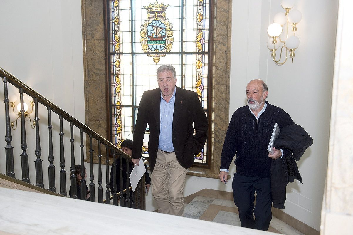Joseba Asiron Iruñeko alkatea eta Paco Etxeberria auzitegi medikua, atzo, udaletxean. IÑIGO URIZ / ARGAZKI PRESS. Joseba Asiron Iruñeko alkatea eta Paco Etxeberria auzitegi medikua, atzo, udaletxean. IÑIGO URIZ / ARGAZKI PRESS.