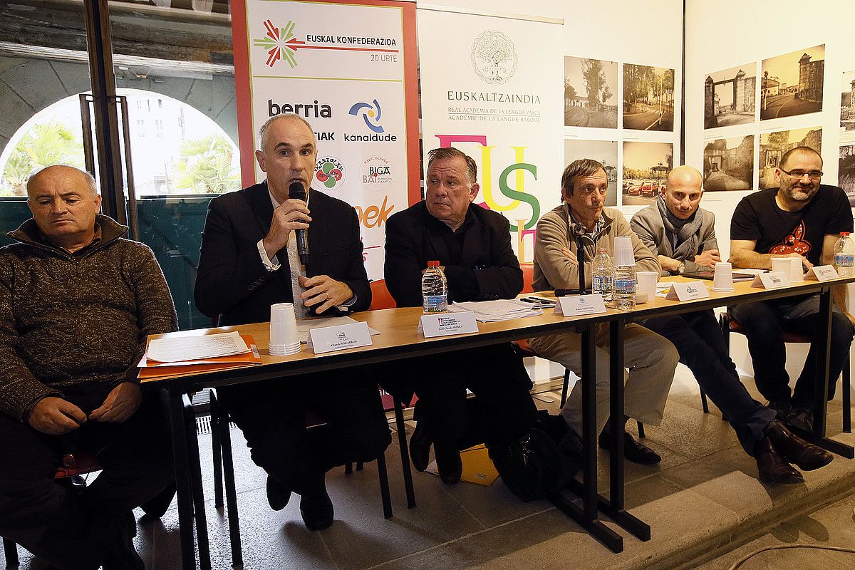 Allande Sokarros, Jean Claude Iriart, Xarles Bidegain, Jojo Bidart, Mathieu Berge eta Paxkal Indo, Jagon jardunaldietako eztabaidan, atzo, Baionan. BOB EDME. Allande Sokarros, Jean Claude Iriart, Xarles Bidegain, Jojo Bidart, Mathieu Berge eta Paxkal Indo, Jagon jardunaldietako eztabaidan, atzo, Baionan. BOB EDME.