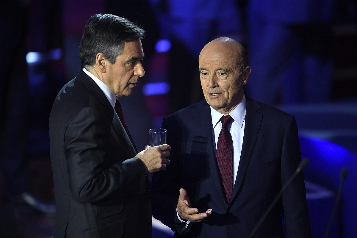 François Fillon —ezkerrean— eta Alain Juppe —eskuinean— azaroaren 3an egindako eztabaidan. ERIC FEFERBERG / EFE.